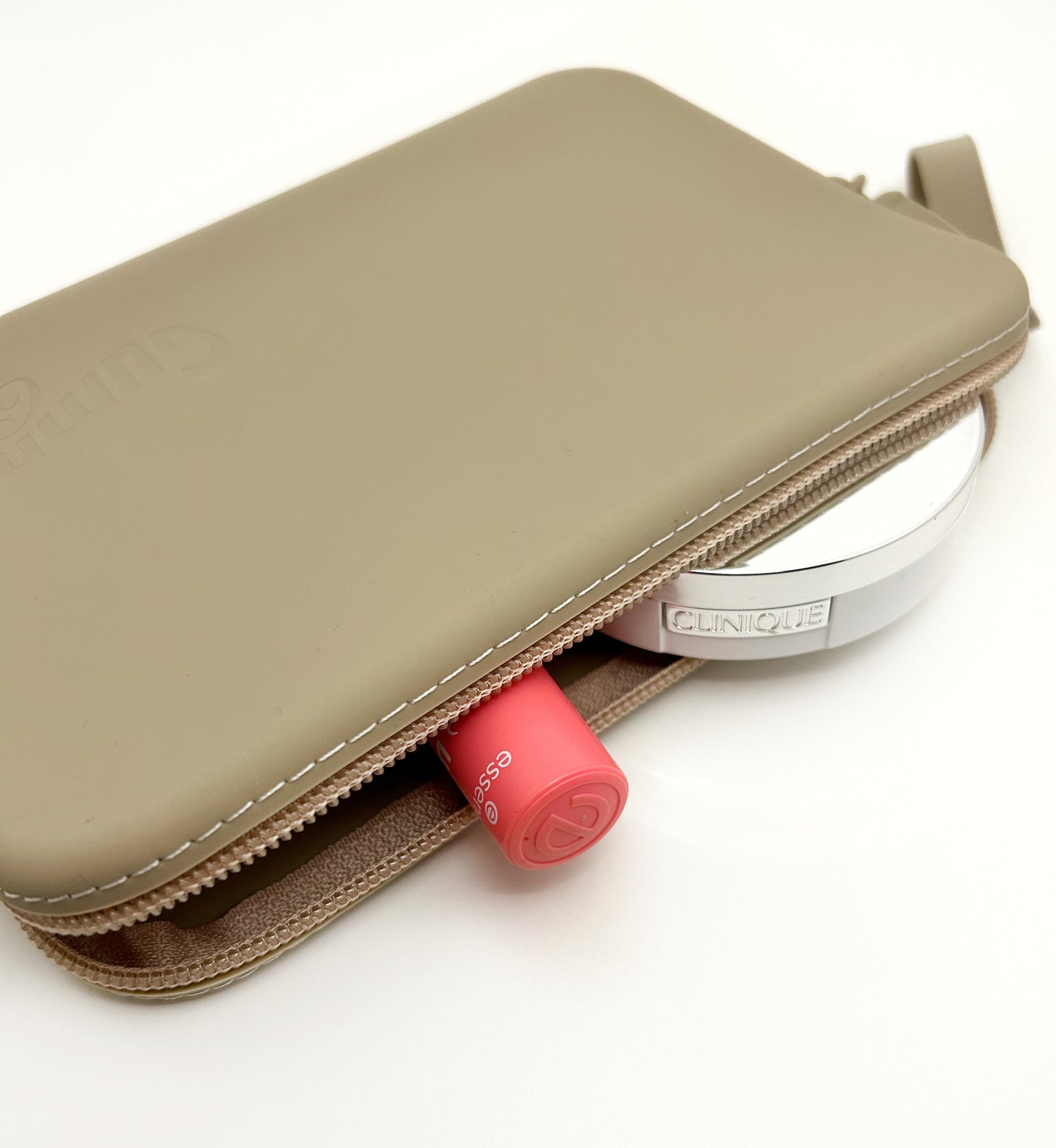 Chic Pouch: Multi Purpose Silicone Bag for Everyday Use