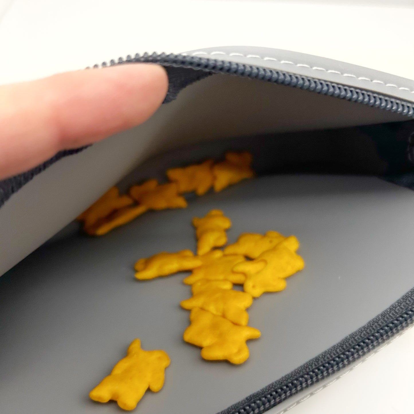 Chic Pouch: Multi Purpose Silicone Bag for Everyday Use