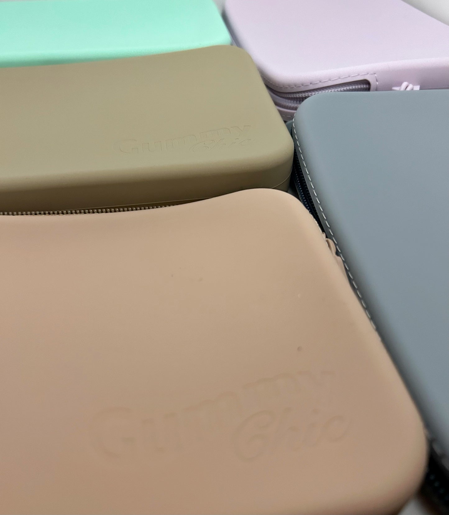 Chic Pouch: Multi Purpose Silicone Bag for Everyday Use